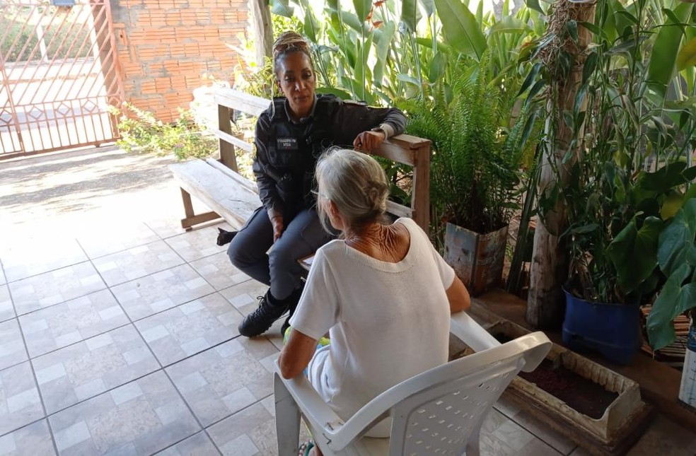 Sargento Maria Luiza em conversa com uma mulher acolhida pela Patrulha Maria da Penha — Foto: Reprodução