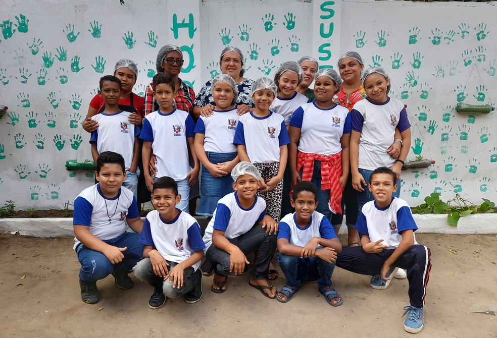 Os alunos da Escola Municipal Bela Vista também estão cultivando uma horta solidária no espaço — Foto: Iris Costa/g1
