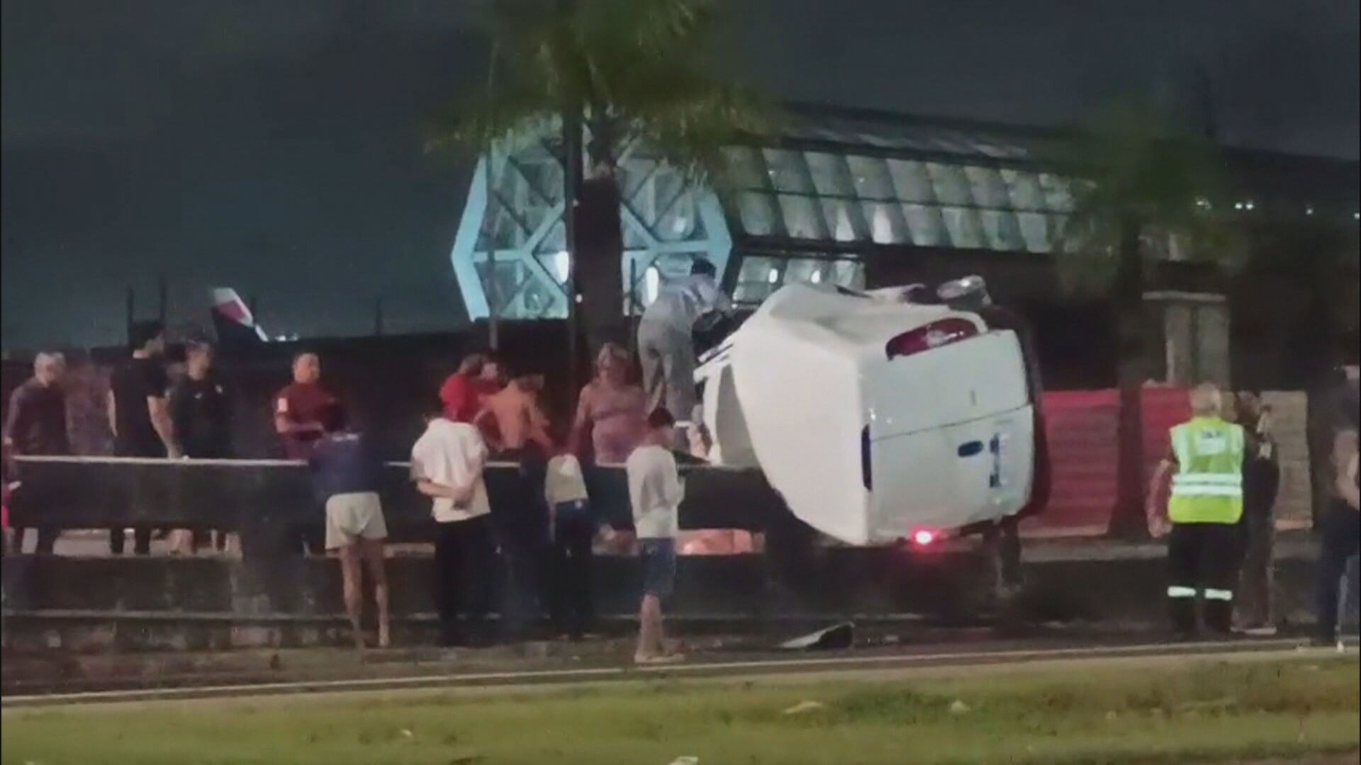 Motorista foge de assalto e fica preso às ferragens após bater carro em mureta de viaduto