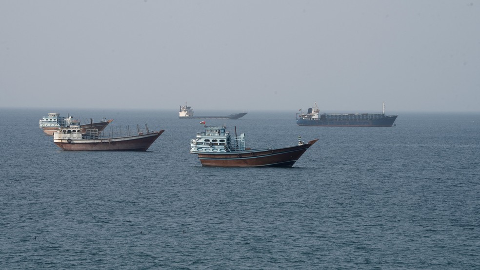 Embarcações perto de Ormuz nesta segunda-feira (17) — Foto: Reuters