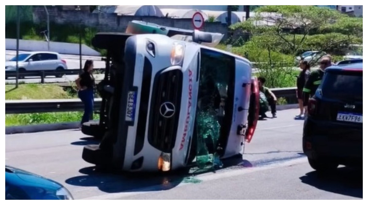 VÍDEO: Ambulância do Samu capota após colisão e deixa oito feridos em São Bernardo do Campo, na Grande SP