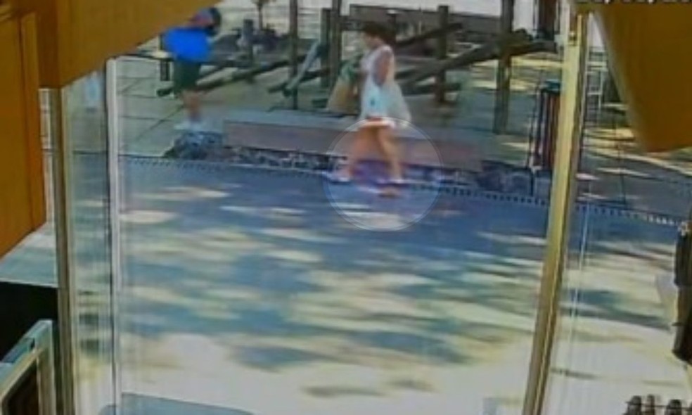 Vídeo mostra momento em que argentina perdeu carteira antes de tirar foto com baiana acusada de furto