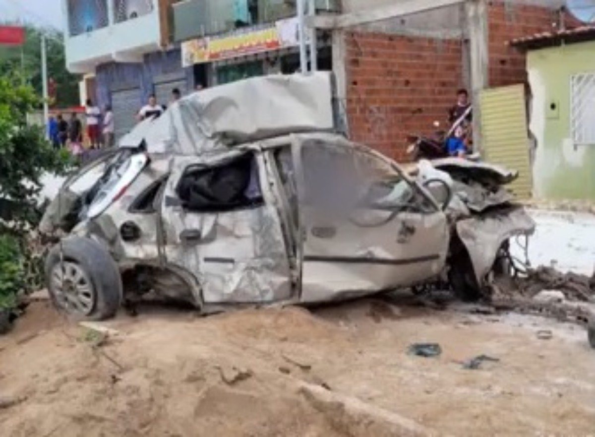 Homem morre após carro ser atingido e arrastado por caminhão desgovernado na Bahia