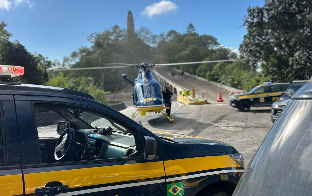 Roubo de carga termina em troca de tiros entre suspeitos e PRF na descida da Serra das Araras, em Piraí