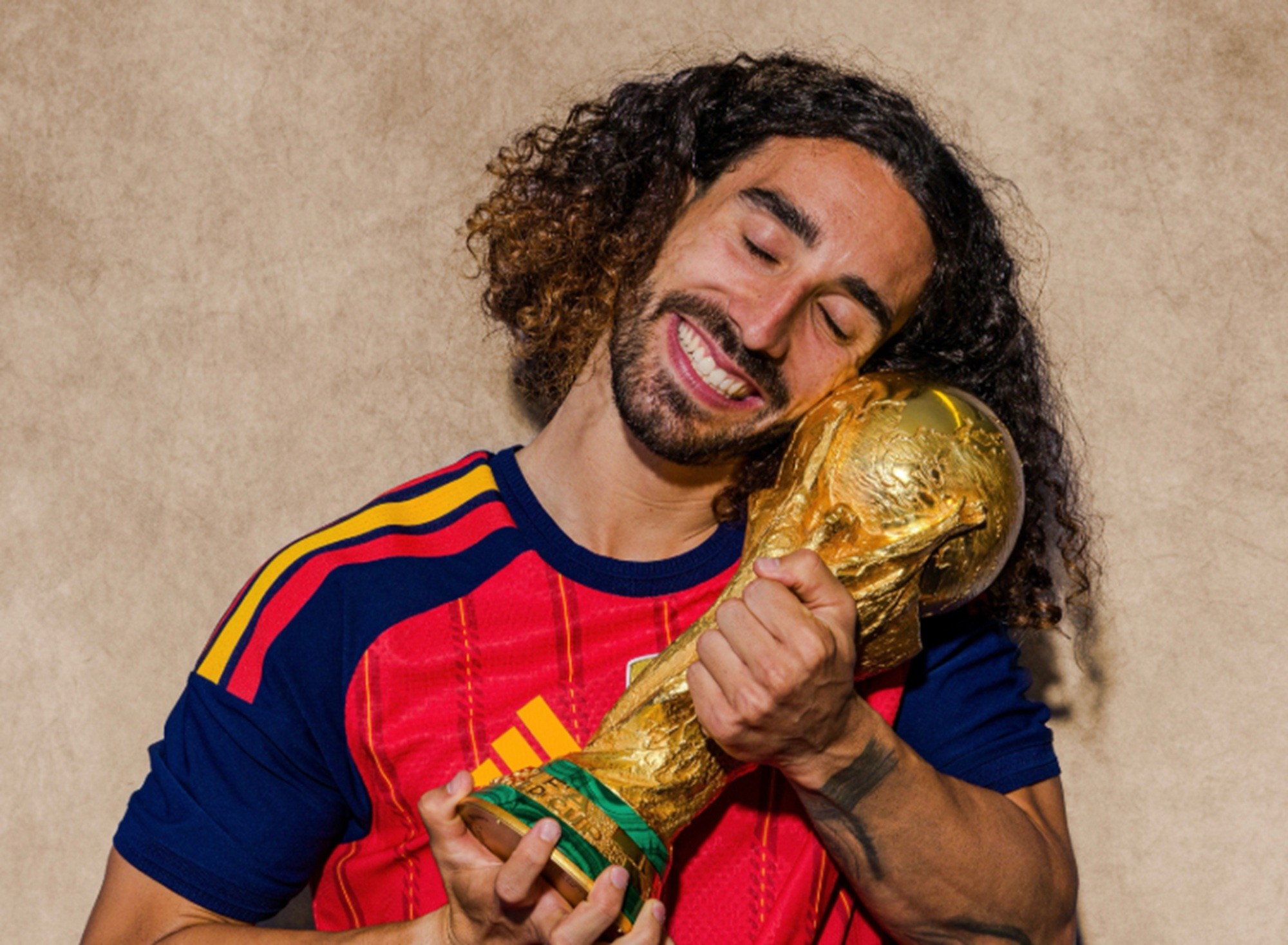 É #FAKE que Cucurella carregou taça da Copa em saco de plástico; trata-se de réplica de Lego