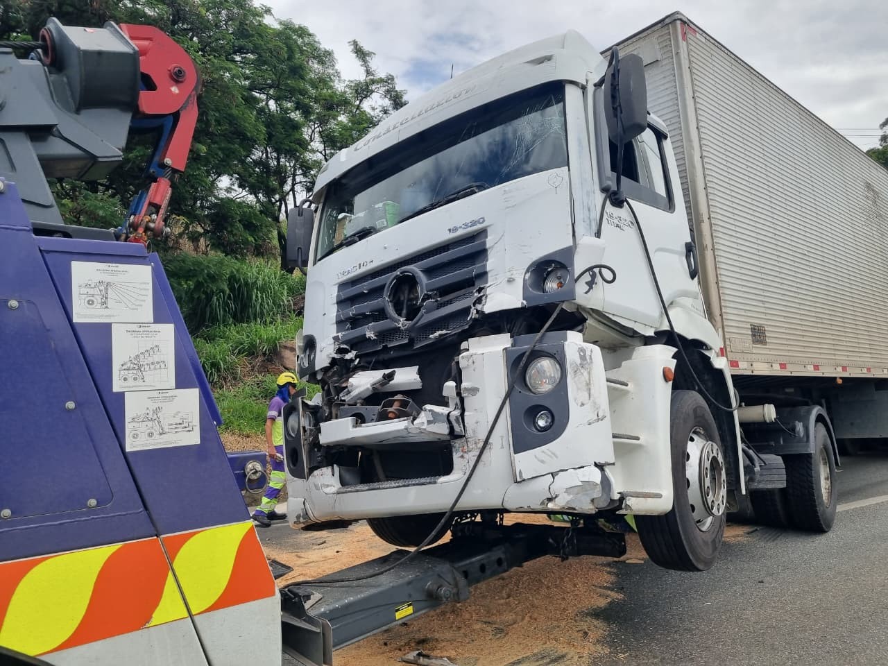 Engavetamento entre caminhões deixa uma pessoa ferida e interdita a Fernão Dias, em Atibaia