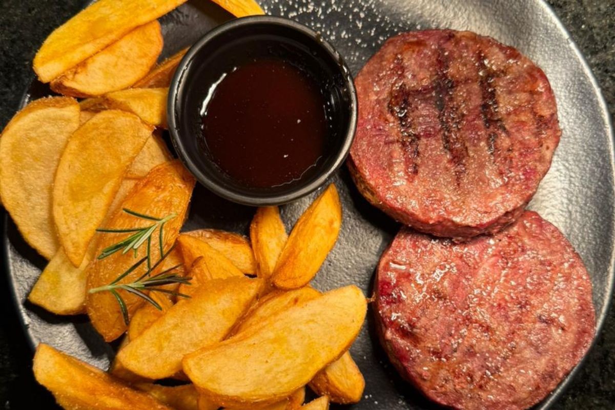 Do pirarucu ao avestruz: restaurante no litoral de SP investe em carnes exóticas