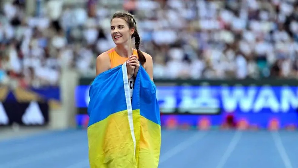 Yaroslava Mahuchikh após ganhar medalha de atletismo em Paris em 2024 — Foto: Getty Images via BBC