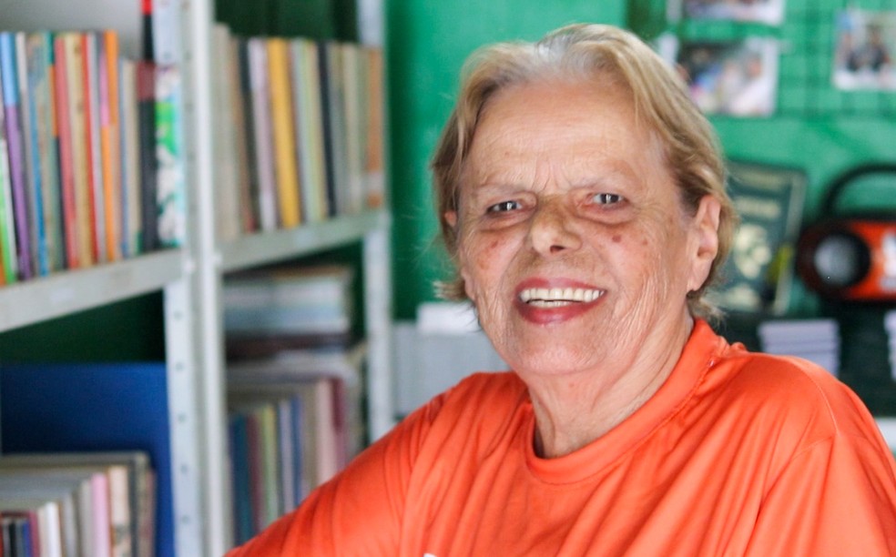 Dona Cida, da biblioteca comunitária Ler para Crescer — Foto: Danilo Sardinha/g1
