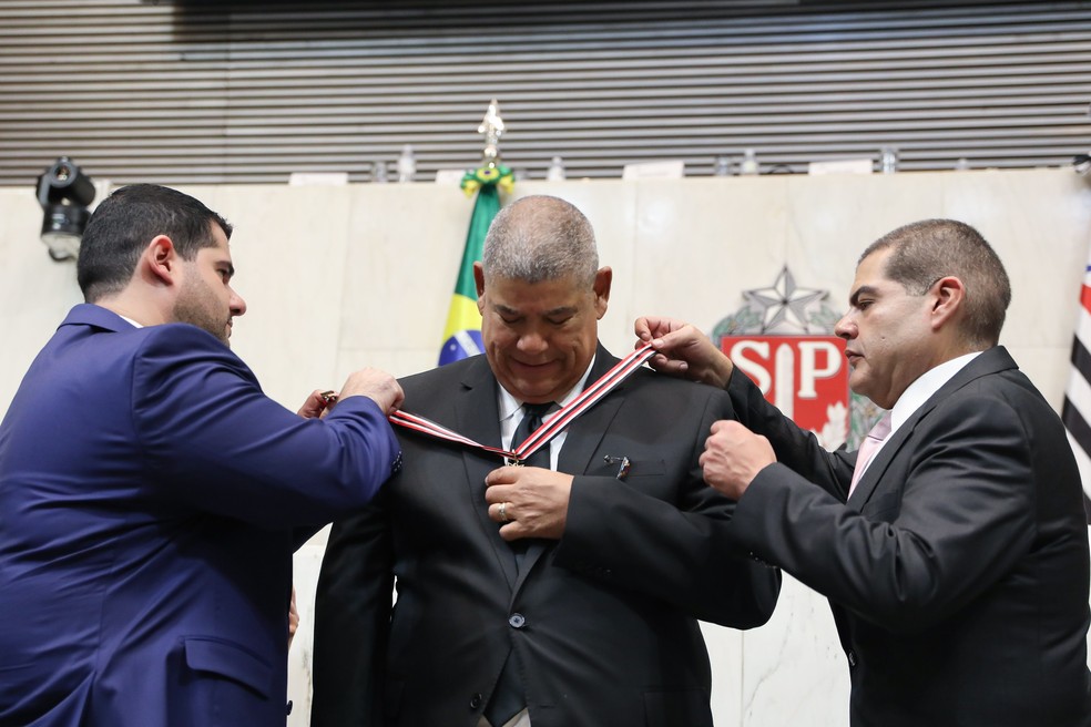 O ex-vereador Milton Leite (Unio Brasil) recebe o Colar de Honra ao Mrito Legislativo, a maior honraria da Alesp. - Foto: Divulgao/Alesp