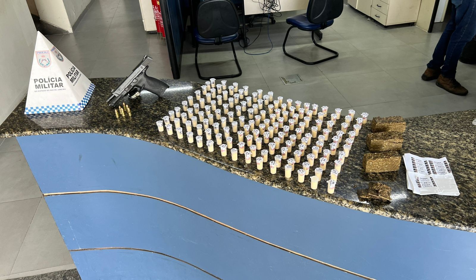 Troca de tiros entre PM e suspeitos de envolvimento com o tráfico termina com arma e drogas apreendias em Angra dos Reis