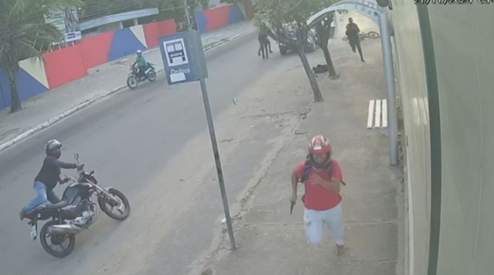 Um dos assaltantes em fuga após abordagem da polícia. Ele é atingido por tiros e morre minutos depois de ir para um hospital. — Foto: Reprodução