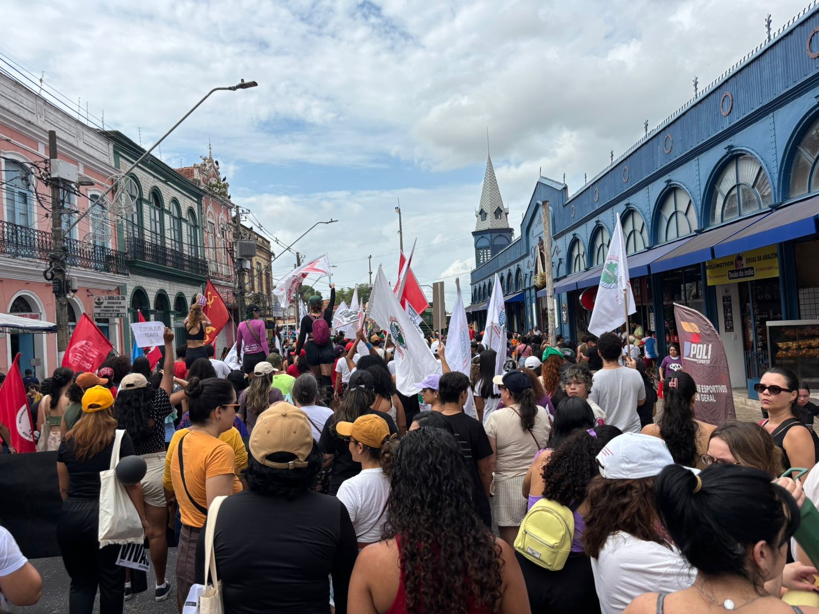 Ato 'Levante Mulheres Vivas' reúne dezenas de pessoas em Belém  