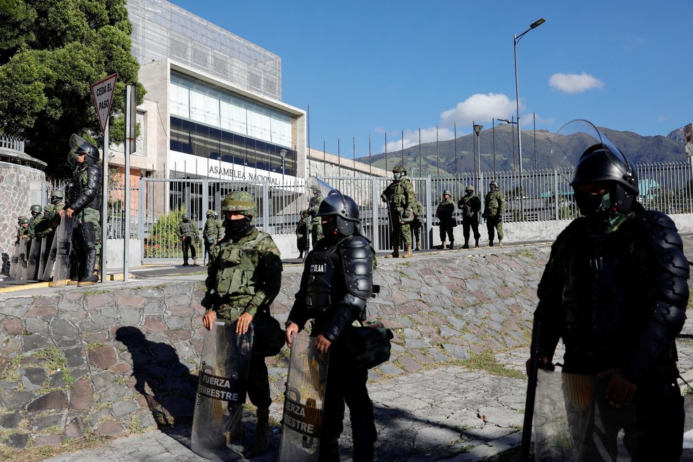 Policiais equatorianos se posicionam diante da Assembleia Nacional do país, em Quito, logo após a dissolução do parlamento pelo presidente Guillermo Lasso, em 17 de maio de 2023.  — Foto: Karen Toro/ Reuters