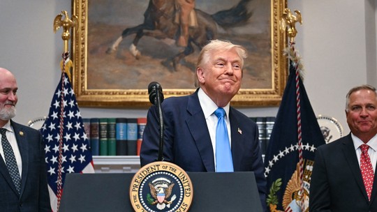 Trump acaba com isenção e retoma a 'taxa das blusinhas' dos EUA