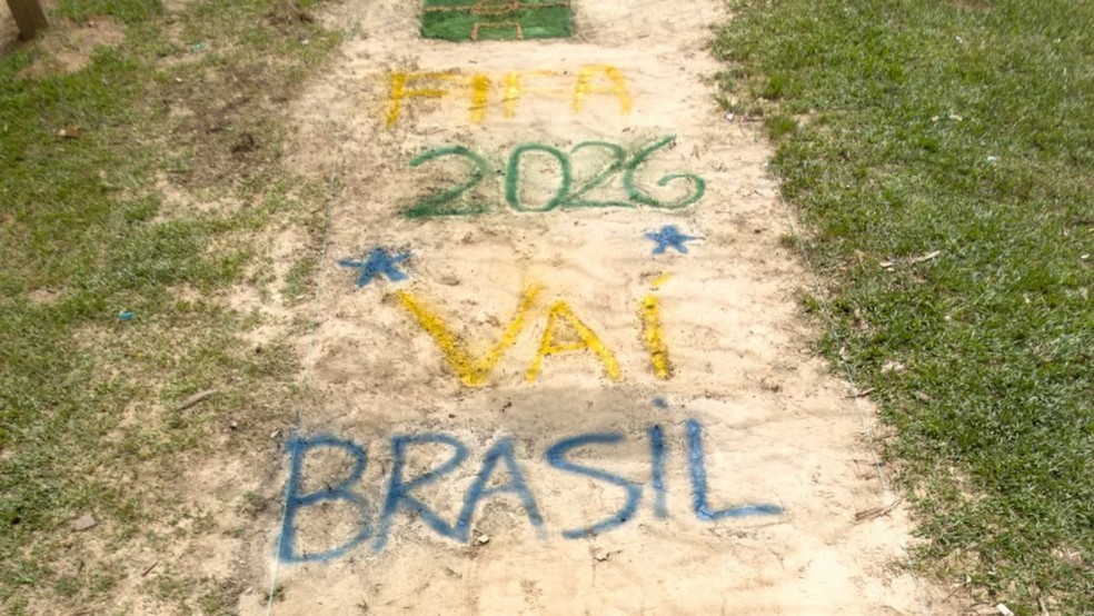 Rua sem asfalto entra em disputa de decoração para Copa do Mundo de 2026 no Amazonas — Foto: Reprodução/Redes Sociais