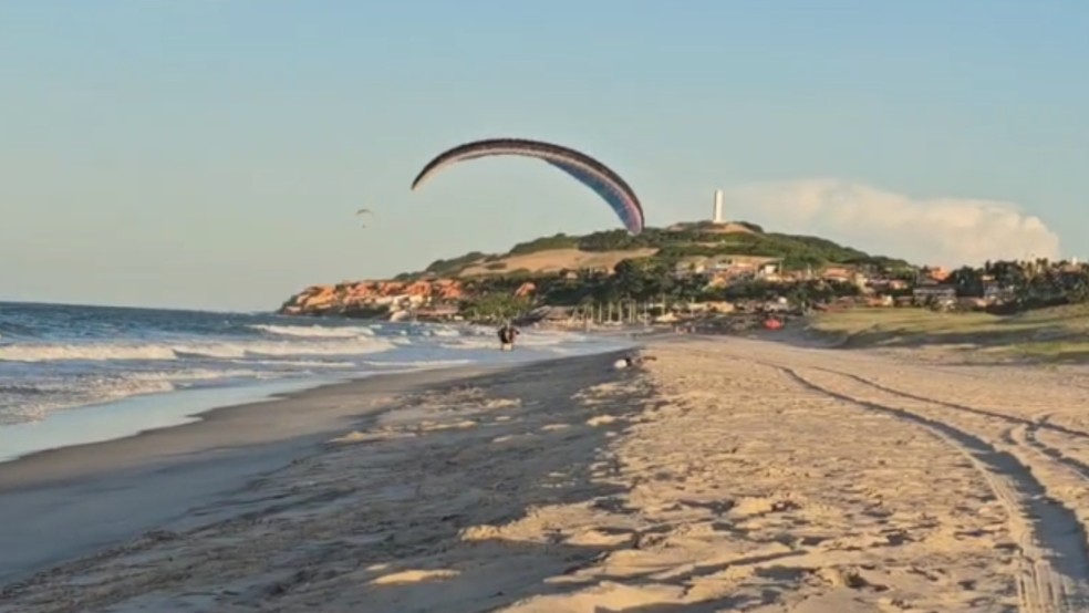 Piloto de paramotor perde controle e colide com solo em praia — Foto: Reprodução