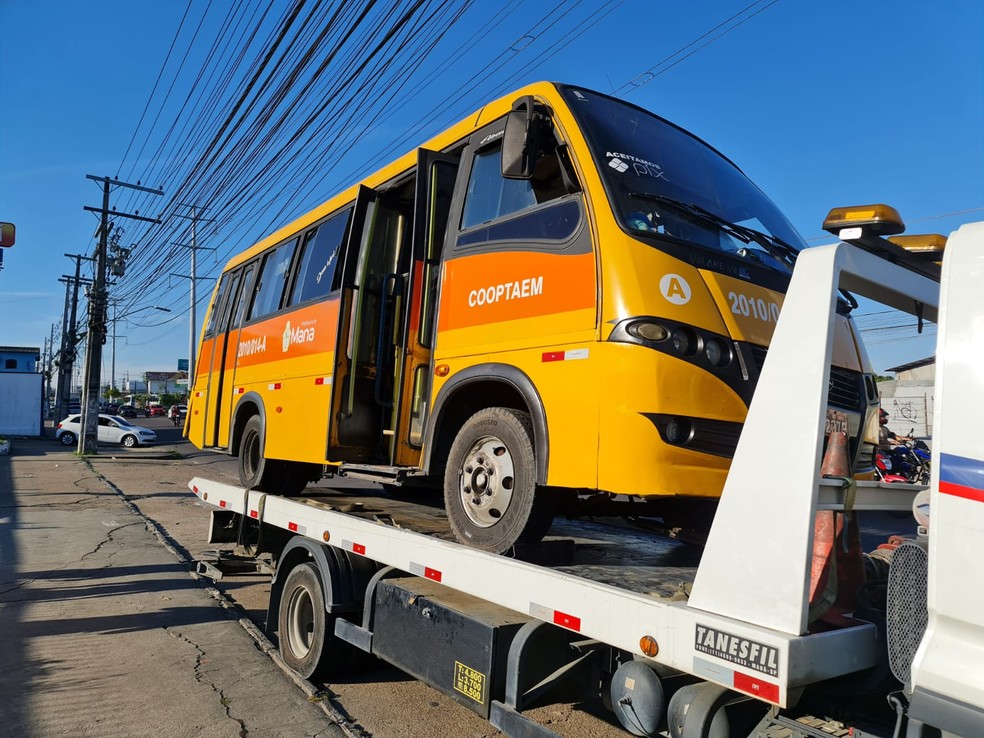 Motorista sem habilitação é flagrado dirigindo micro-ônibus na Zona Leste de Manaus — Foto: IMMU