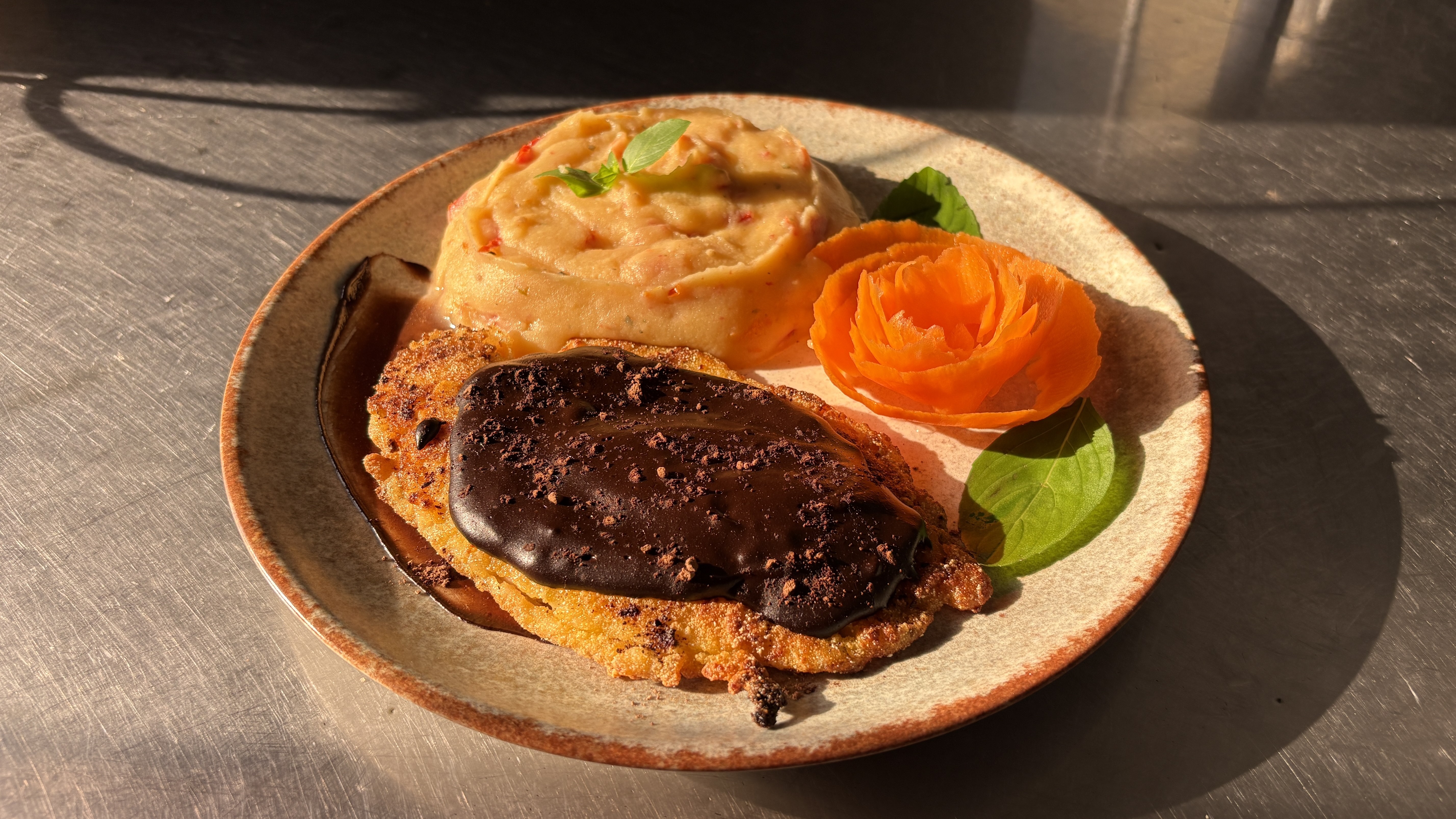 Aposta de receita para Sexta-feira Santa: tilápia com creme de cacau vira escolha inusitada em Gramado