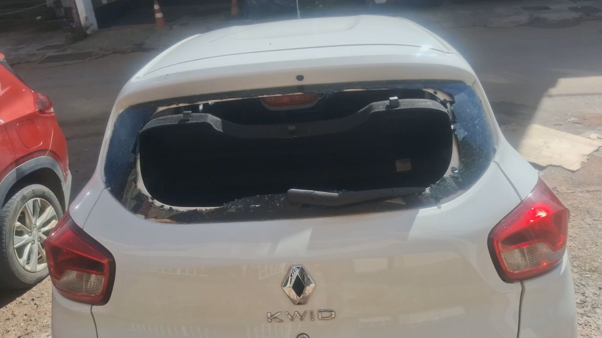 VÍDEO: homem quebra vidro de carro e furta estepe em Brasília