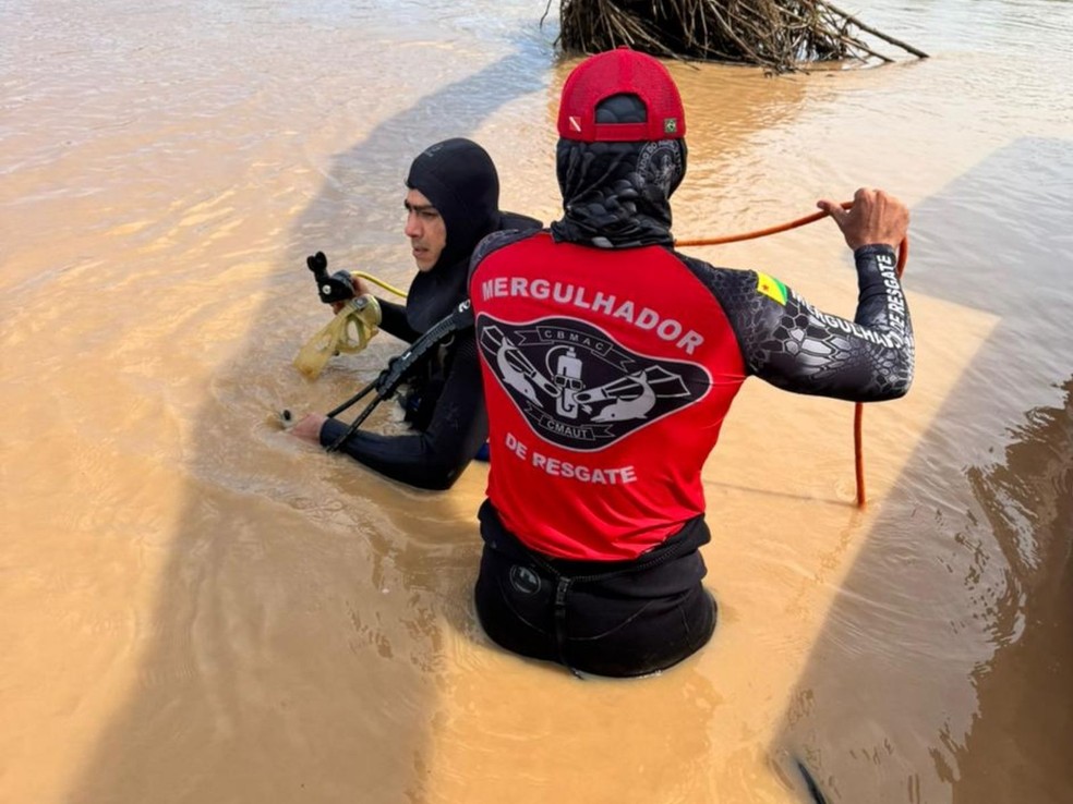 Quatro bombeiros mergulham para achar o corpo de Tiago Barbosa do Nascimento, de 29 anos, que sumiu após embarcação atingir uma árvore no Rio Iaco, em Sena Madureira, no último sábado (16) — Foto: Corpo de Bombeiros