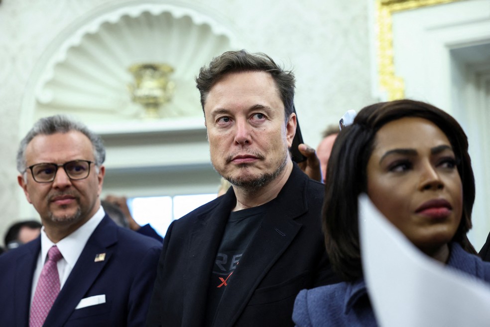 Elon Musk observa o encontro entre o presidente dos EUA, Donald Trump, e o presidente sul-africano, Cyril Ramaphosa — Foto: REUTERS/Kevin Lamarque