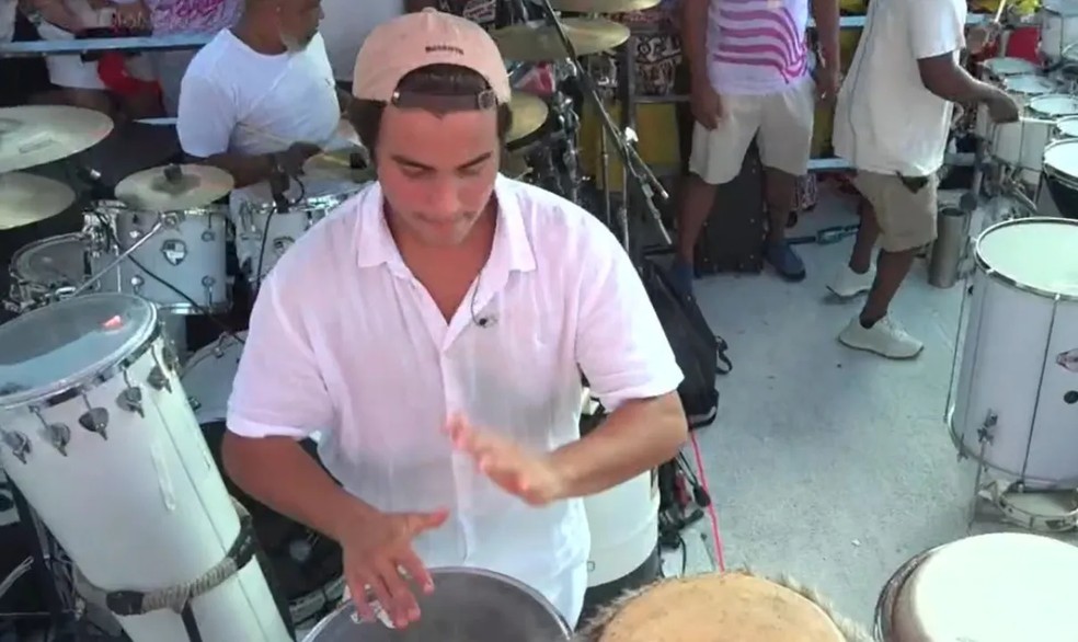Marcelinho toca percussão no trio da mãe, Ivete Sangalo, em Salvador — Foto: Reprodução/TV Globo