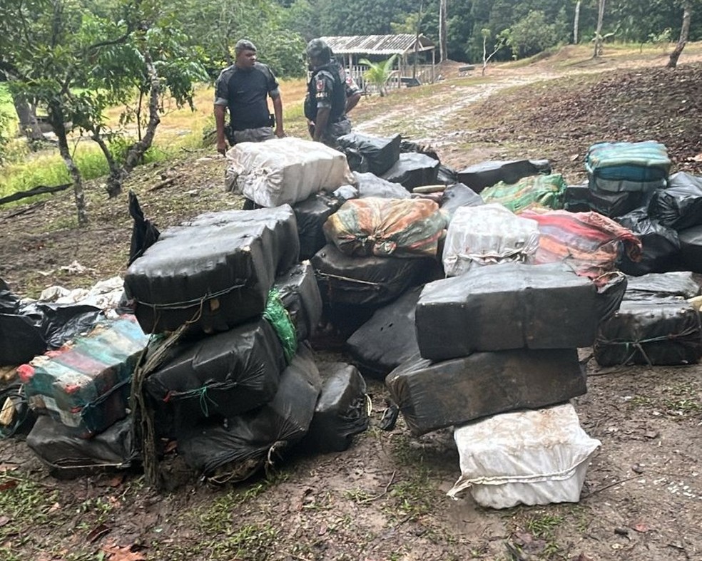 Policiais militares são presos com uma grande quantidade de drogas em Manaus. — Foto: Reprodução