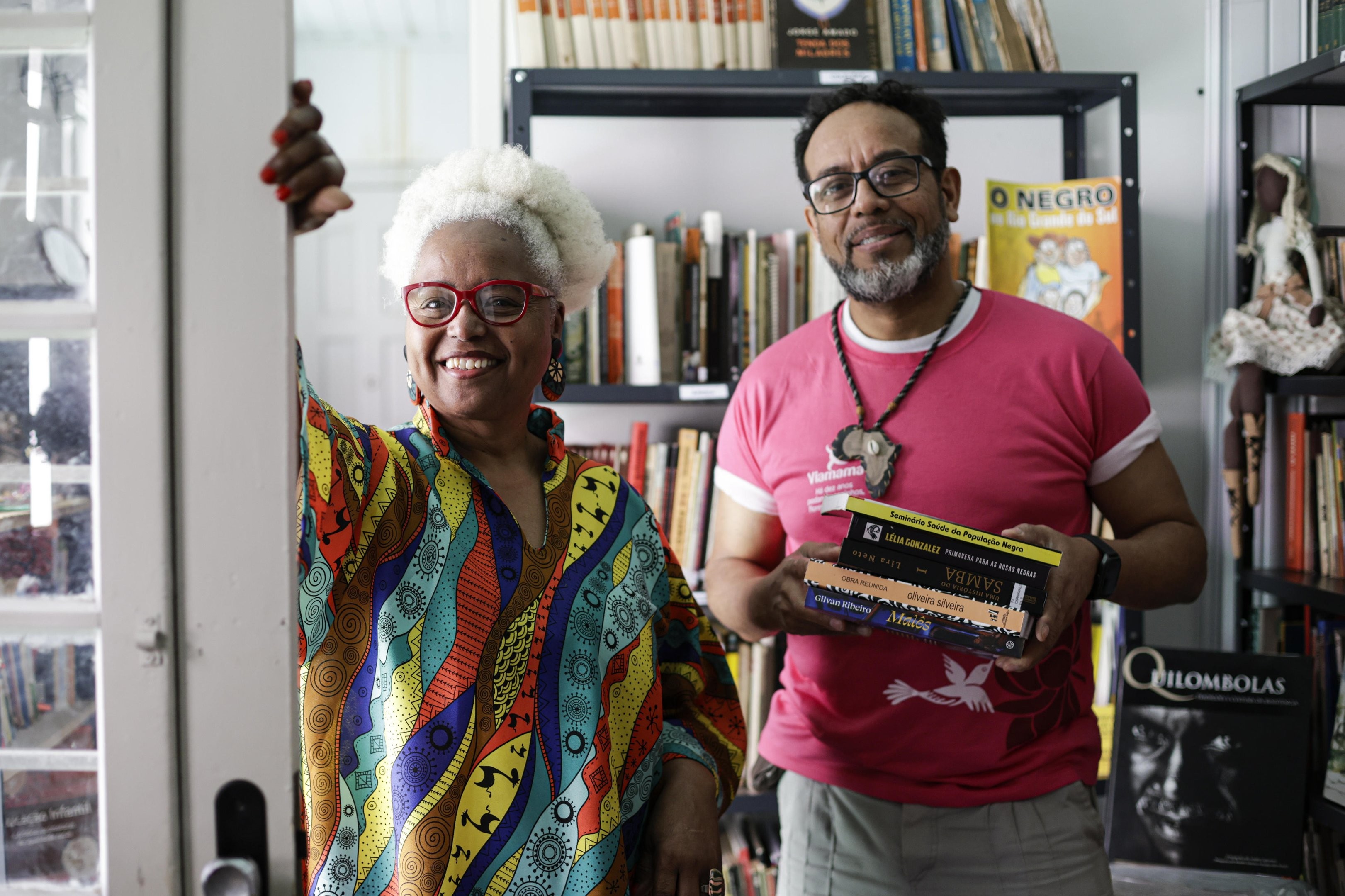 Biblioteca em Porto Alegre mantém 5 mil páginas com registro de negros escravizados que entraram no RS