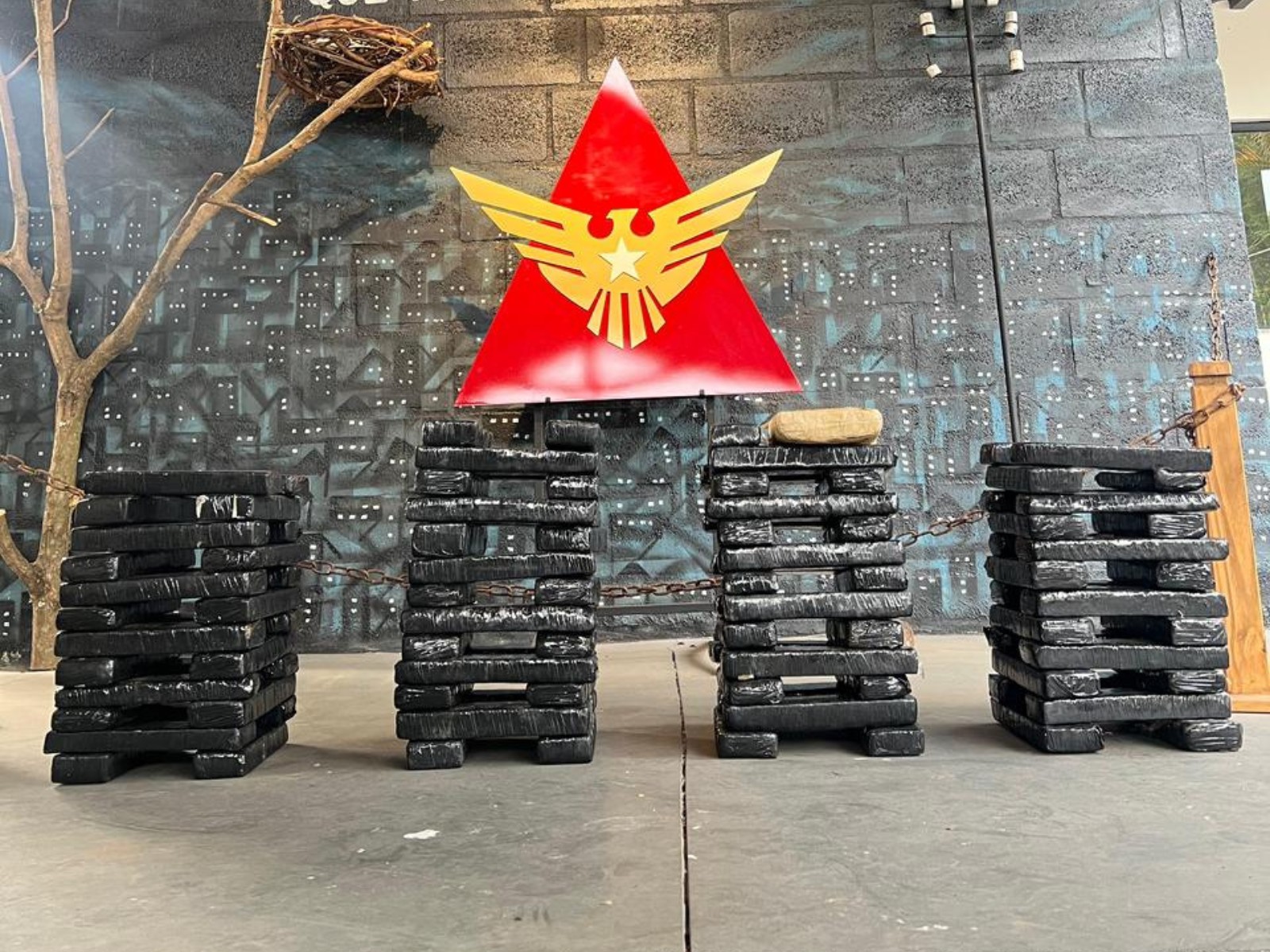 Polícia apreende 101 barras de maconha em área de mata na zona rural de Manhuaçu