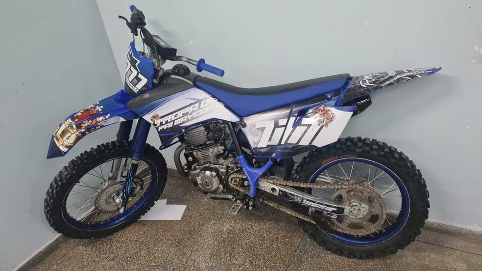 Na casa do influenciador, os policiais encontraram uma motocicleta com sinais de adultera&ccedil;&atilde;o. &mdash; Foto: PC/AM