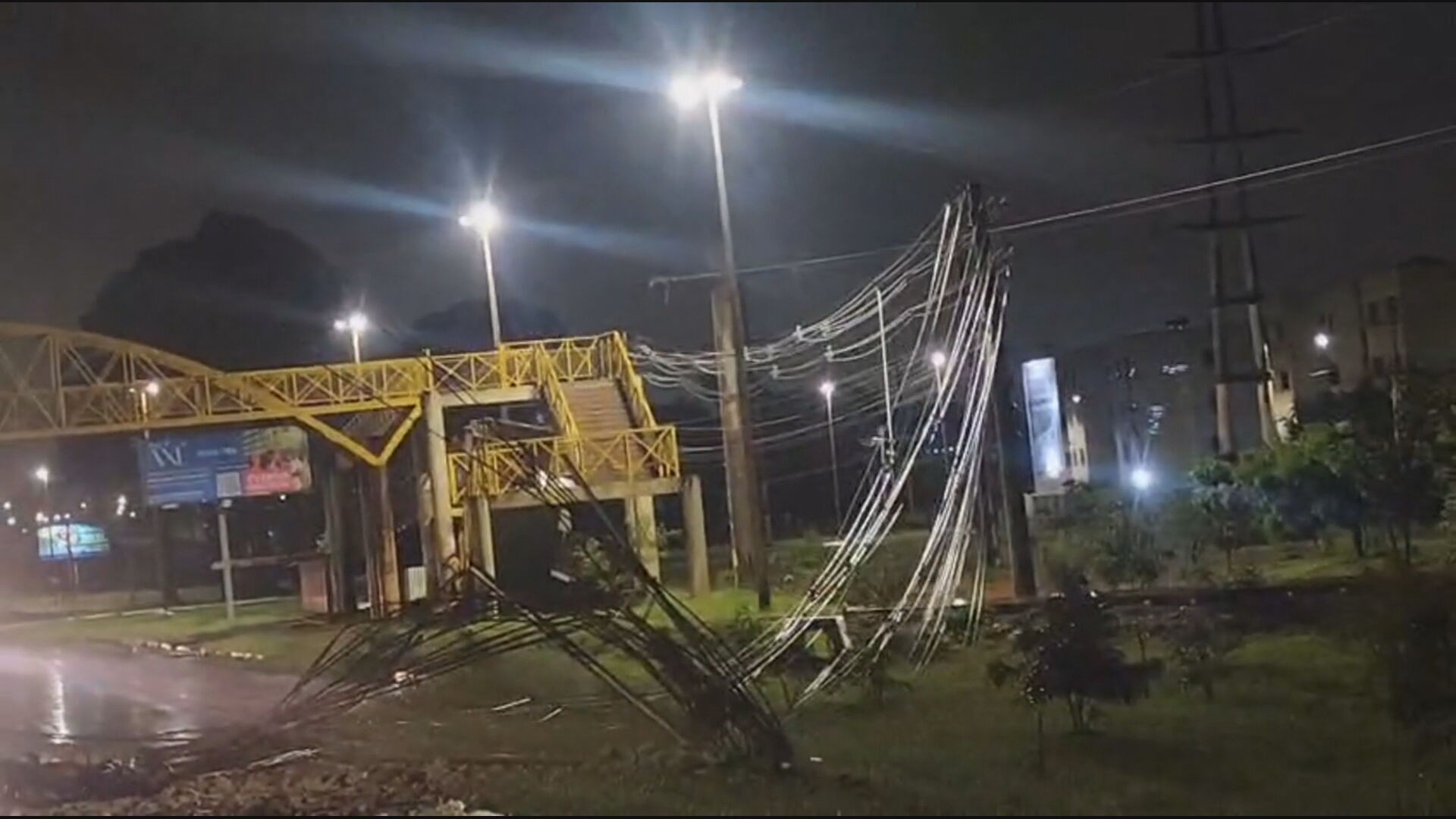 Caminhão derruba quatro postes na DF-001, na altura do Riacho Fundo II