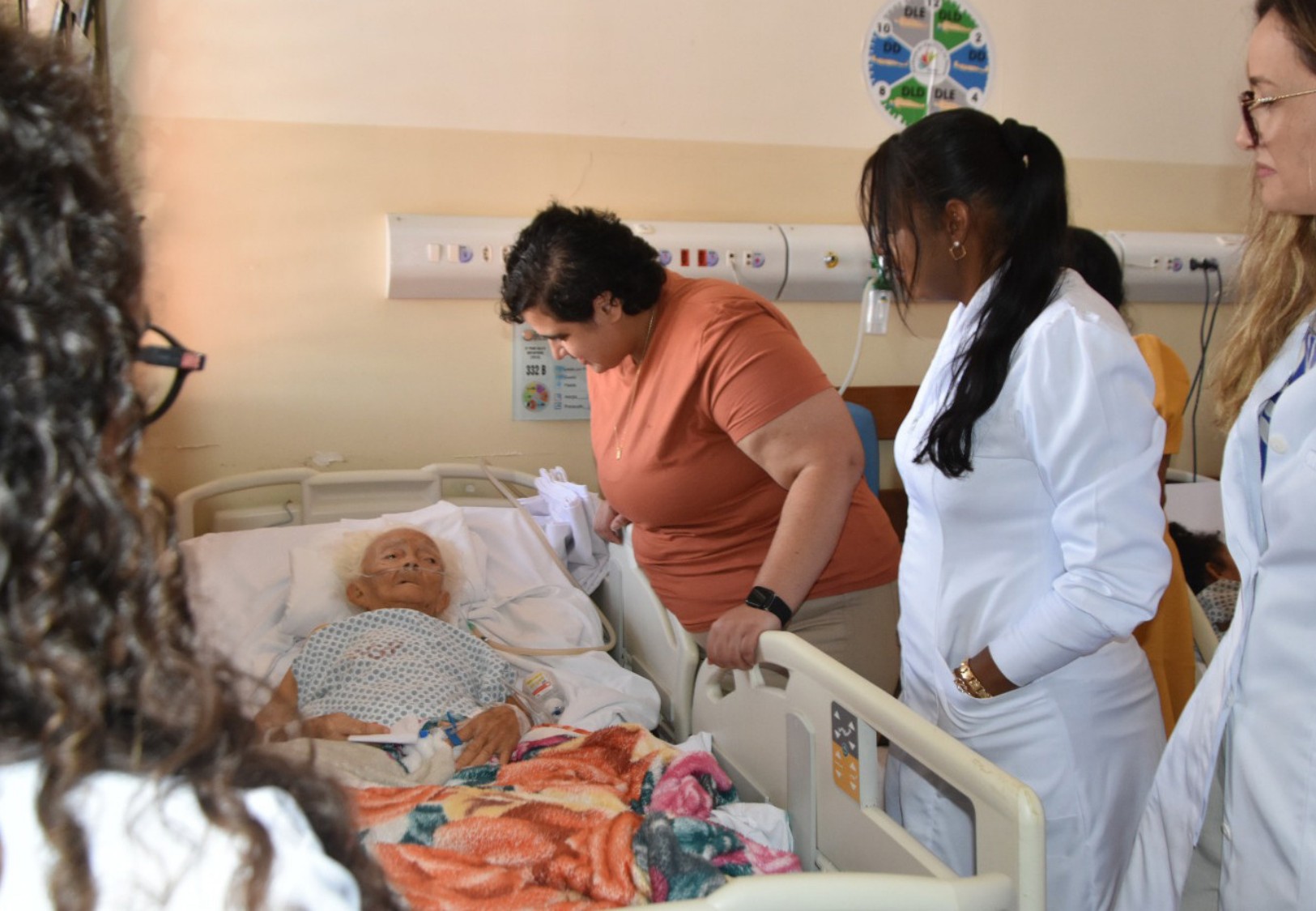 
'Comer e dormir', brinca idosa do TO que pode bater recorde mundial como pessoa mais velha a fazer cirurgia ortopédica