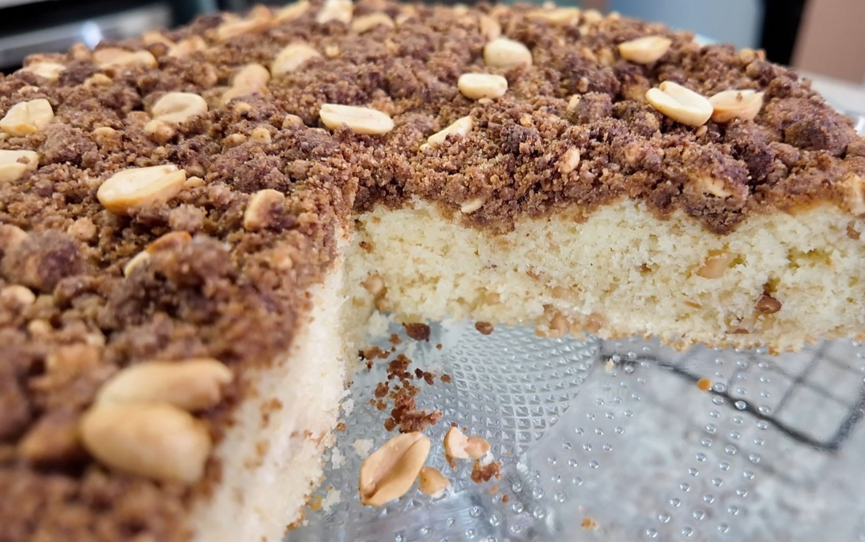'Barato da Cozinha': aprenda a fazer bolo de amendoim com farofa crocante
