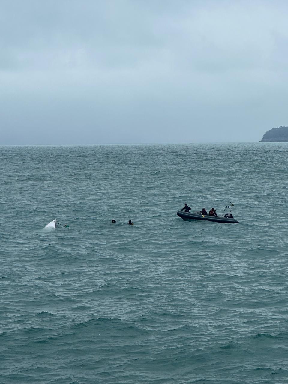 Marinha encontra em São Sebastião lancha que naufragou no litoral de SP