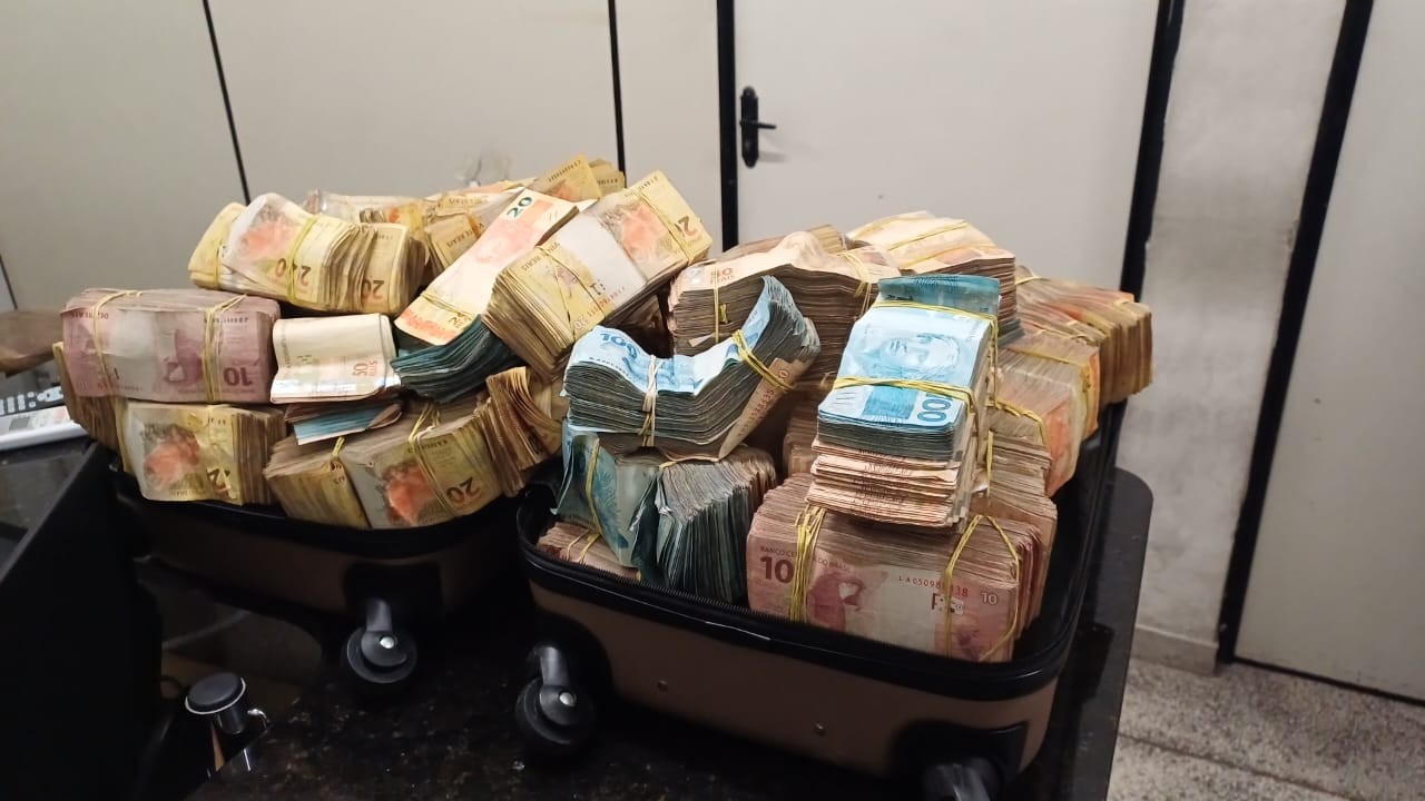 PRF encontra quase R$ 800 mil escondidos em carro; motorista alega não saber origem do dinheiro