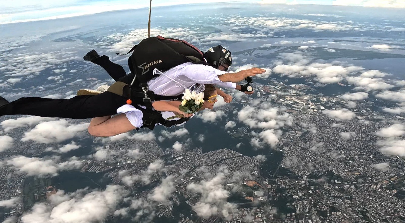 Casal de Manaus renova votos com salto de paraquedas 10 anos após casamento nas alturas