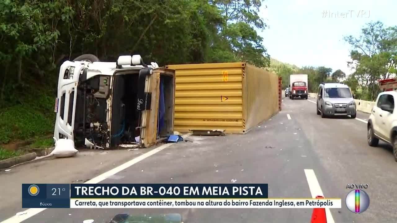 Carreta tomba na BR-040, em Petrópolis; trecho em meia pista terá interdição total na madrugada para retirada do veículo