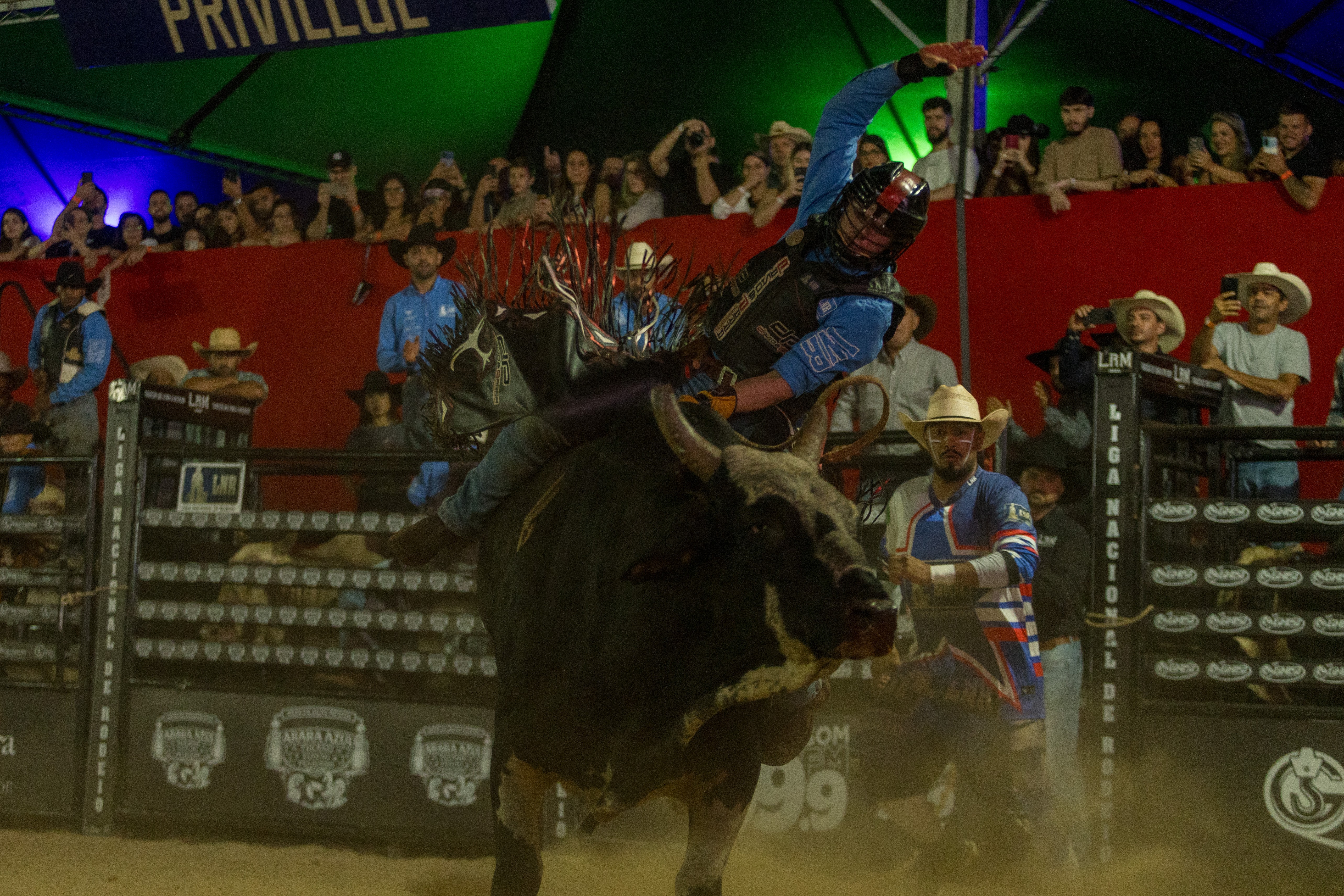 Segundo dia do Limeira Rodeo Music segue com provas de montarias em touro nesta sexta-feira (27) — Foto: Thomaz Marostegan/g1