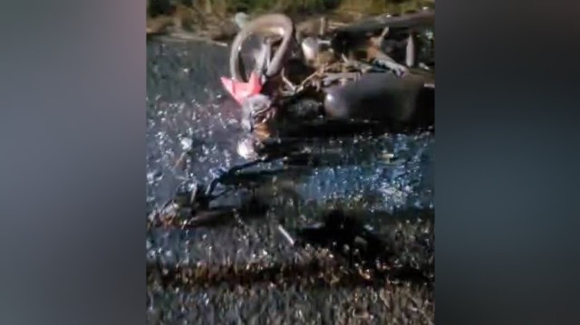 VÍDEO: Veículo em ziguezague atinge moto e deixa duas pessoas feridas em Monte Alegre
