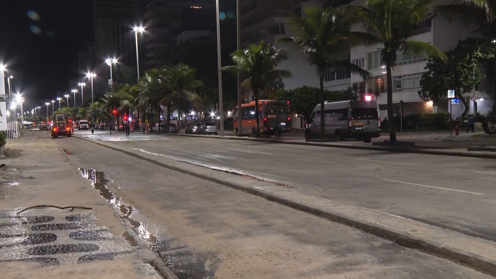 Areia tomou o calçadão da Praia do Leblon, na Zona Sul do Rio — Foto: Reprodução/ TV Globo