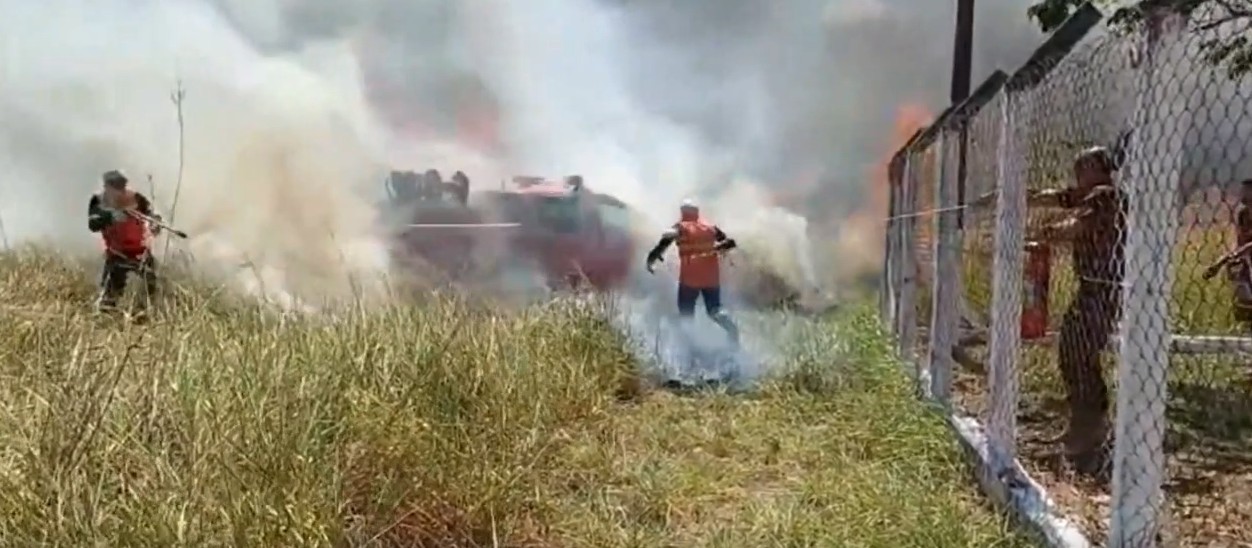 Vídeo mostra caminhonete dos bombeiros cercada pelo fogo durante incêndio em Colíder (MT)