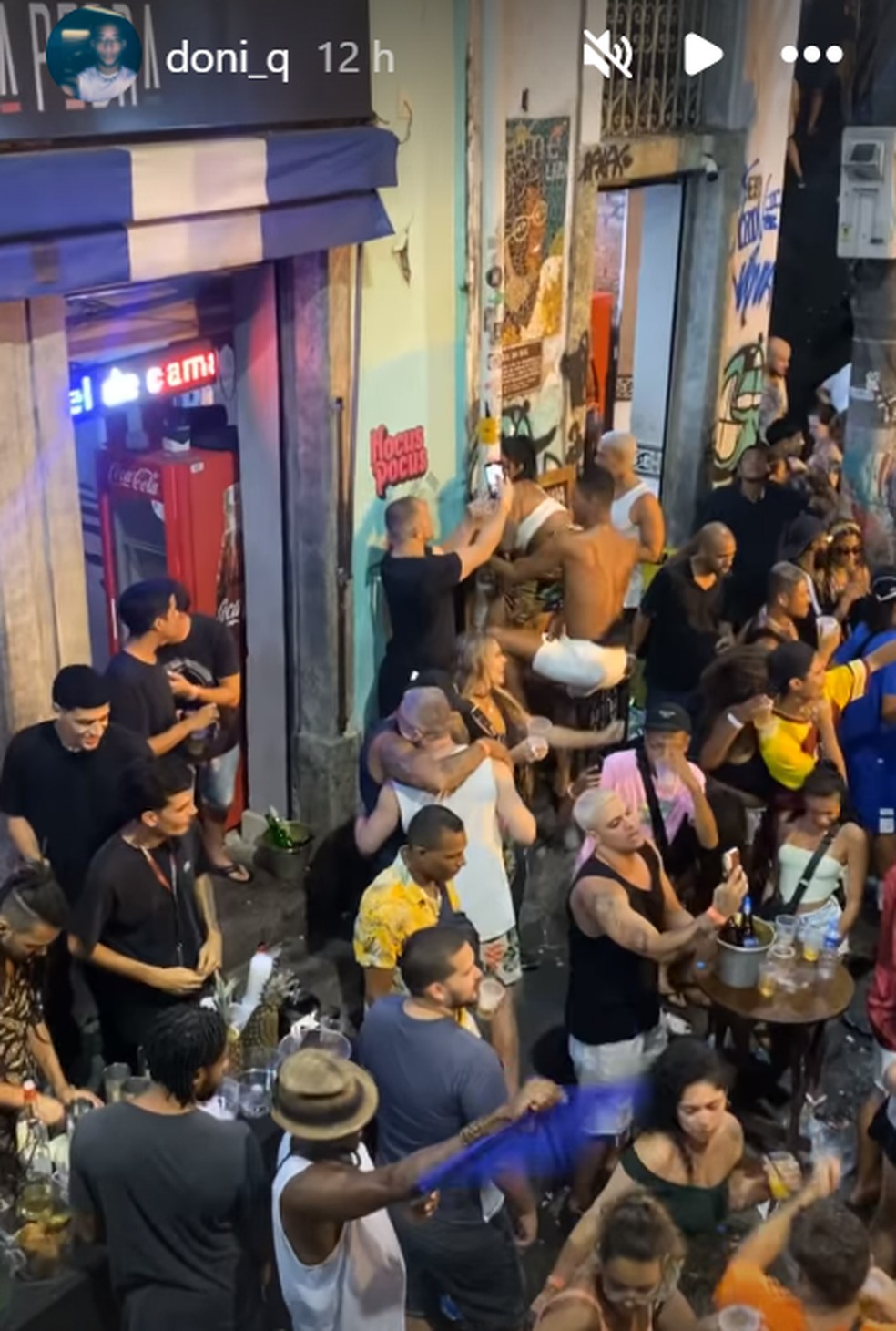 Dançarino da Madonna vai à Pedra do Sal — Foto: Redes sociais