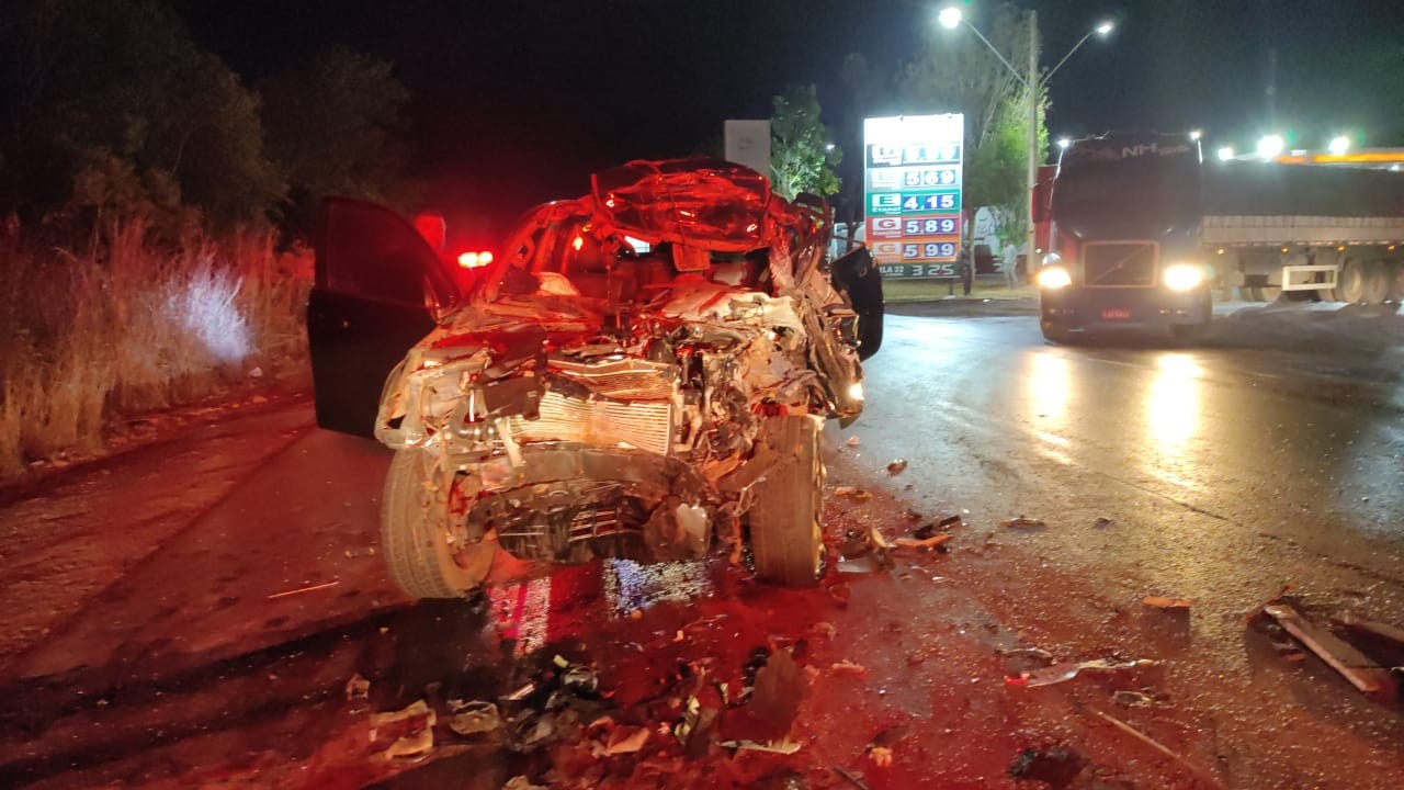 Caminhonete bate na traseira de caminhão na BR-365 e motorista morre