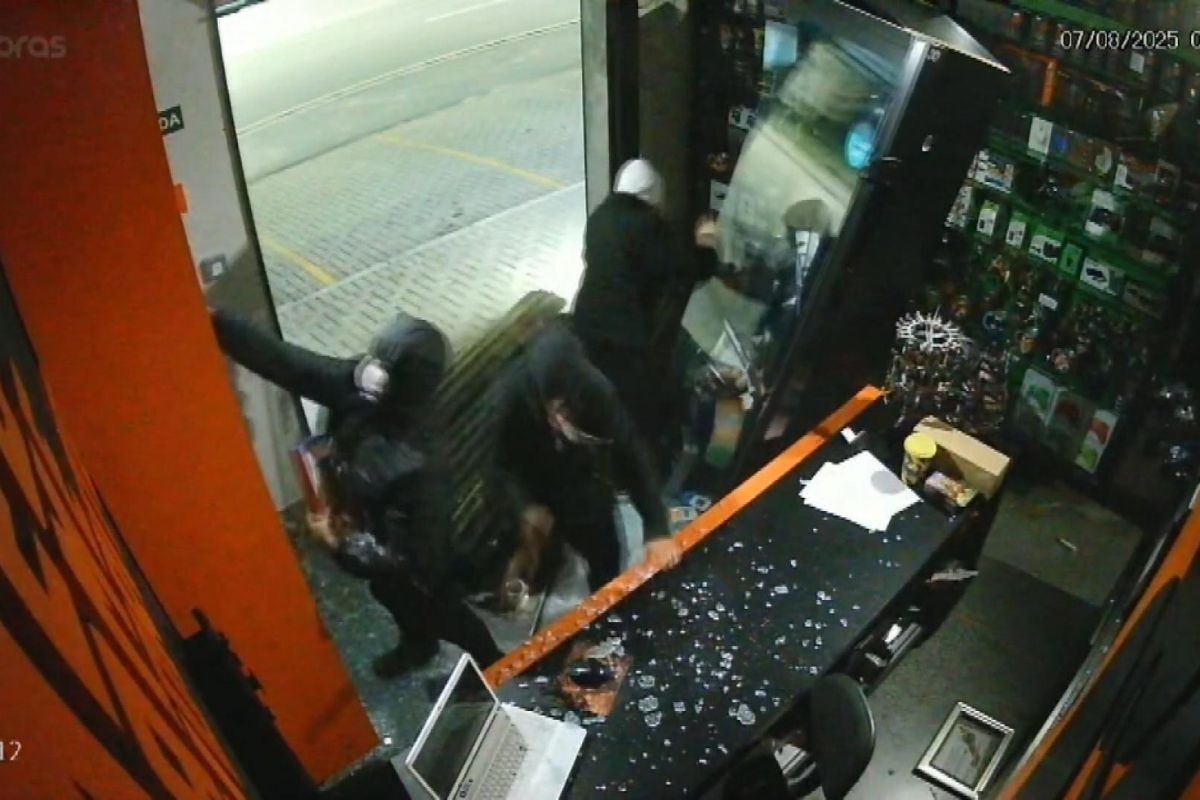 VÍDEO: Em menos de dois minutos, homens arrombam porta de loja com carro, furtam produtos e fogem, na Grande Curitiba