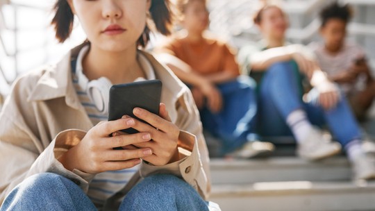 Estudo alerta para riscos do excesso de conteúdo digital e aumento de suicídio entre adolescentes - Uma em cada sete crianças e adolescentes entre 10 e 19 anos sofre de algum tipo de problema de saúde mental. Estudo alerta para a importância da supervisão adequada durante consumo de redes sociais por parte de adolescentes.