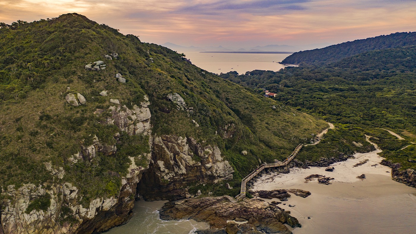 Ilha do Mel: conheça o destino em um passeio completo da Serra Verde Express