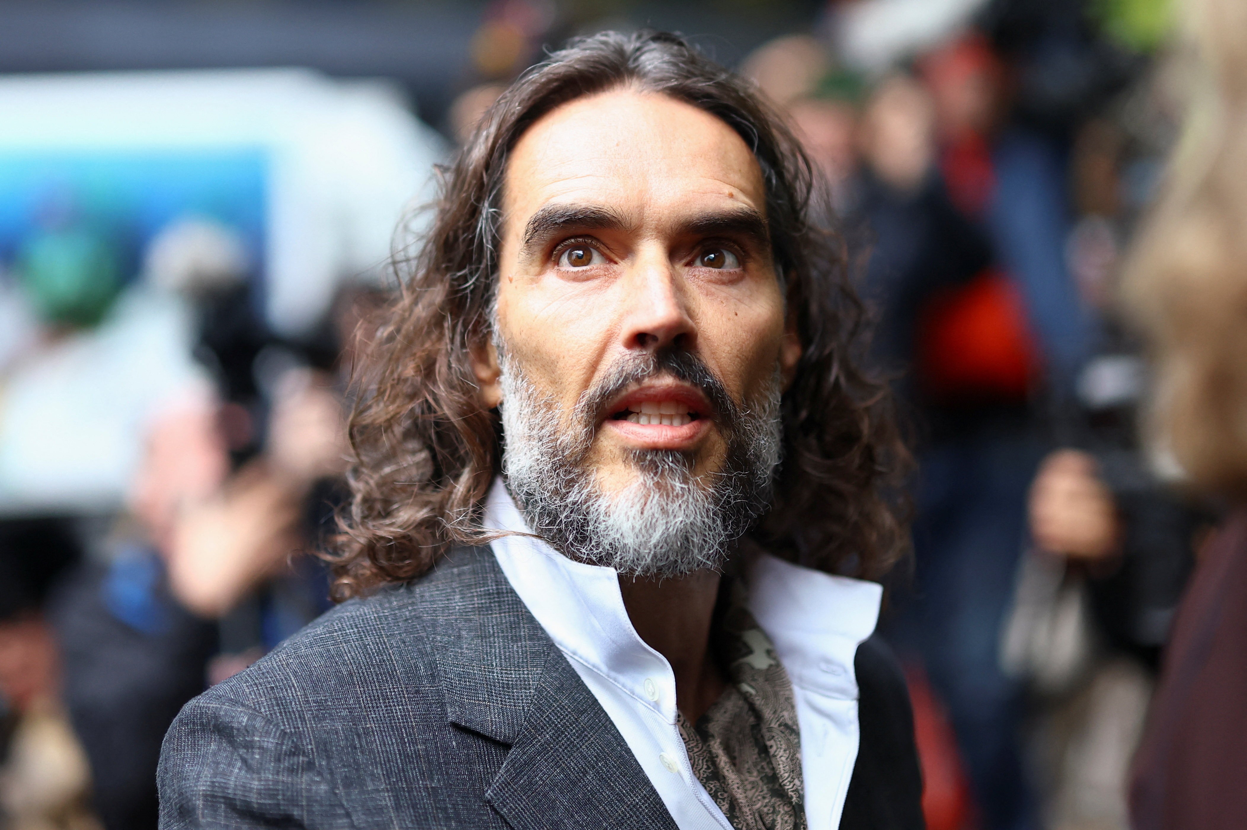 Julgamento de Russell Brand: veja os principais depoimentos das mulheres que acusam o ator 