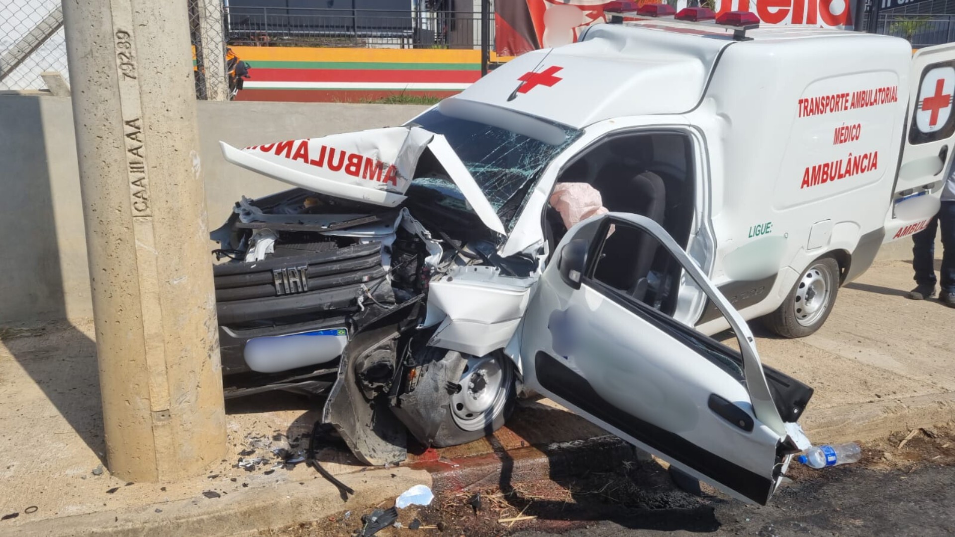 Motorista de ambulância fica ferido após bater em poste em São Roque
