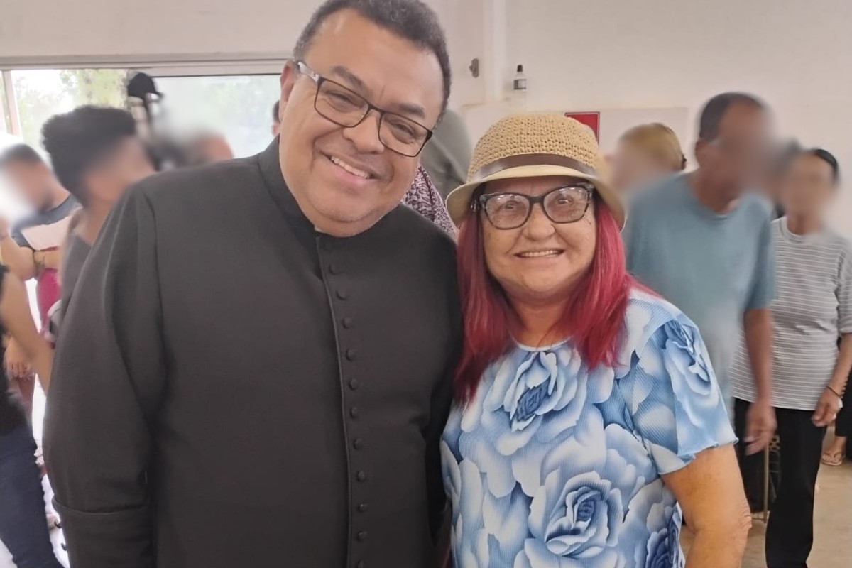 Natal especial: mulher diagnosticada com câncer de mama celebra última quimioterapia e ganha peruca com cabelo humano